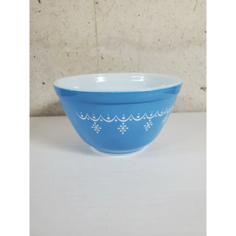 Vintage Pyrex Blue Snowflake Garland Cinderella 1.5‎ Pint Mixing Bowl #401 - USA